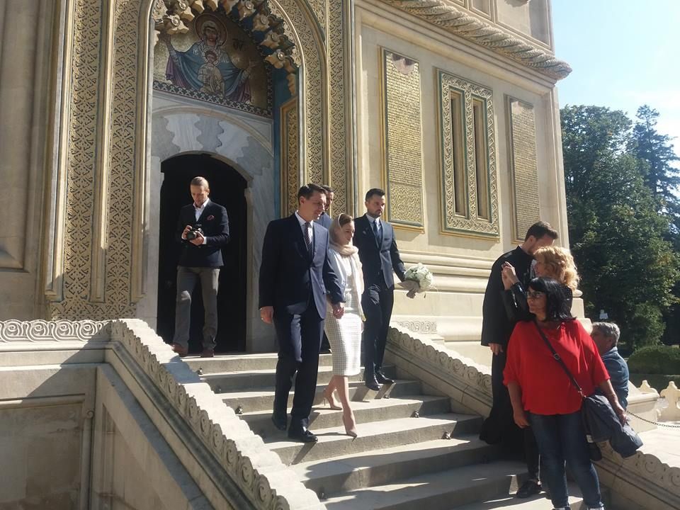 Principele Nicolae si sotia lui, la iesirea din manastirea Curtea de Arges
