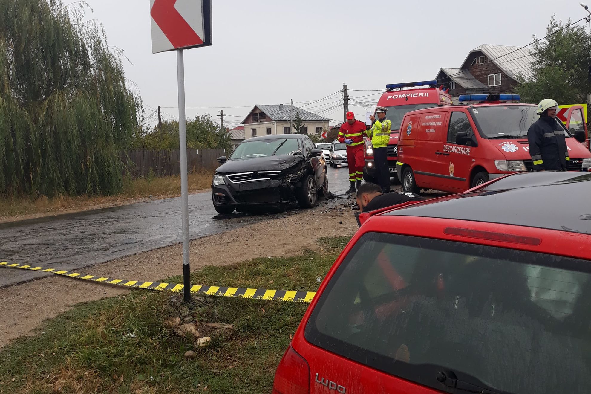 Soferul a despasit in curba, provocand accident cu descarcerare