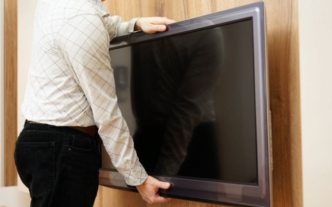 Hotul a fost prins cu televizorul furat in brate