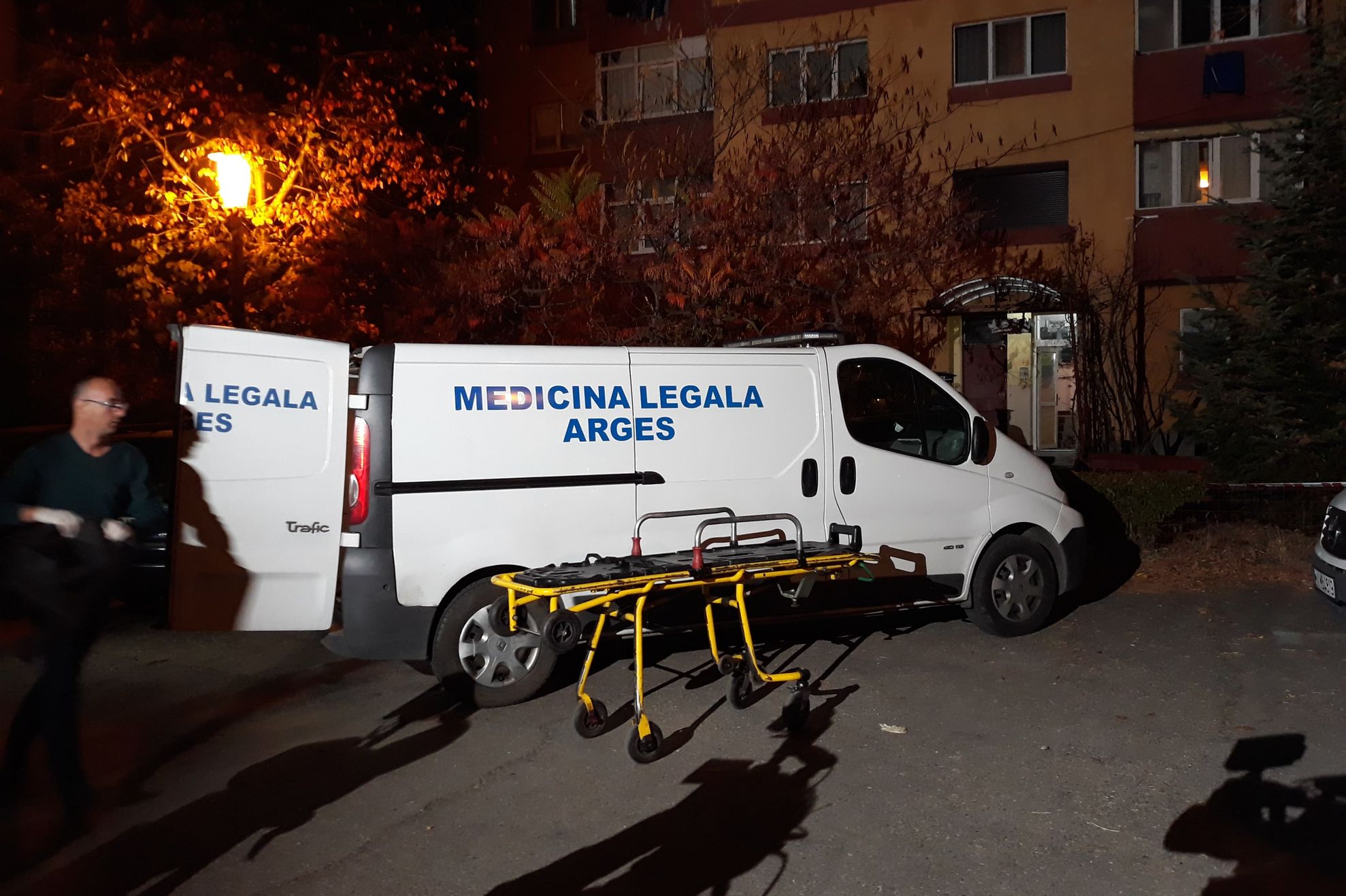 politistul i-a pus fiului pistolul la cap