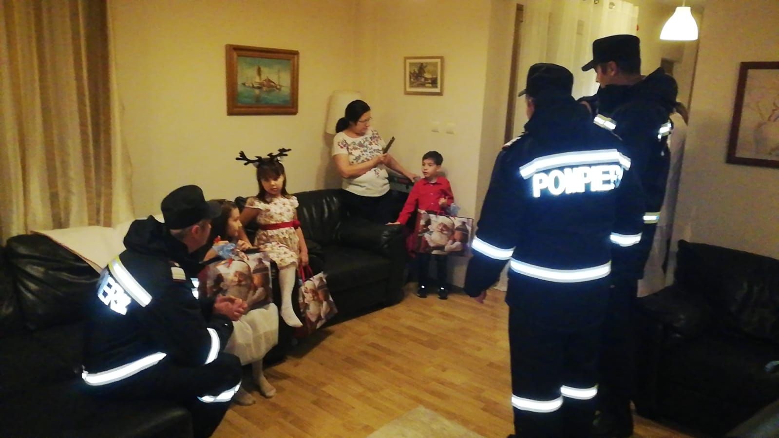 Moș Nicolae -pompieri -copii