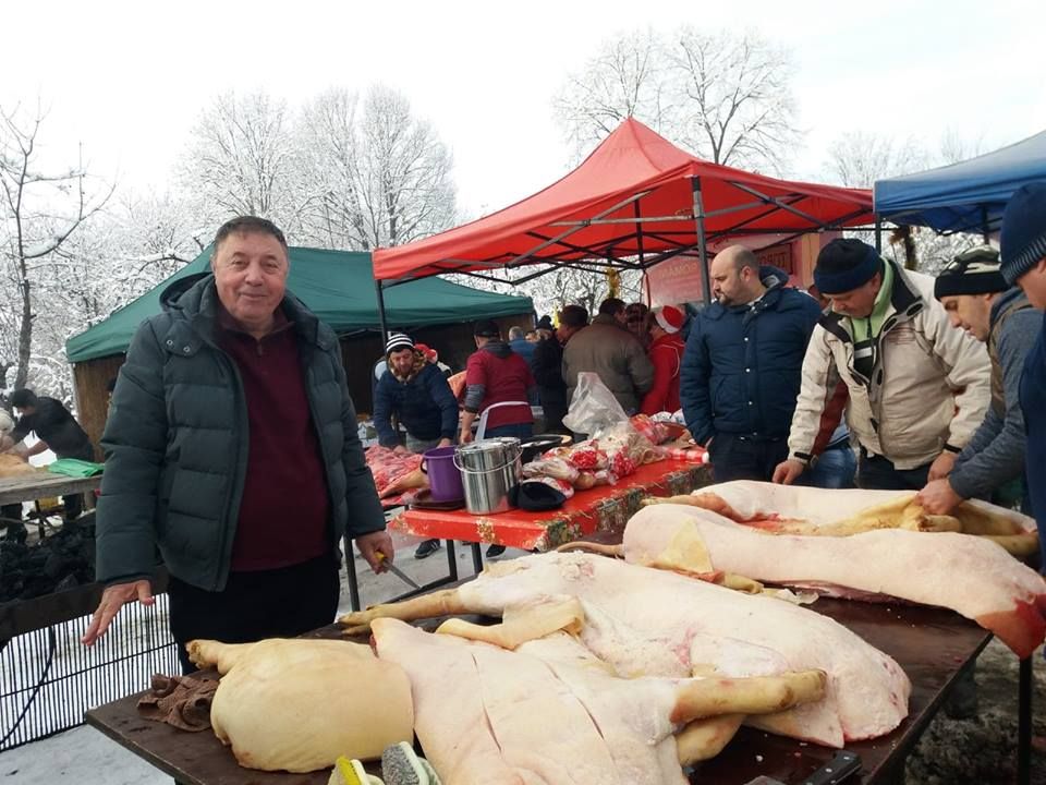 Primarii au taiat porcii la Conacul Golesti 1