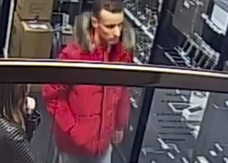 prins in timp ce amaneta telefonul furat de la un alt amanet