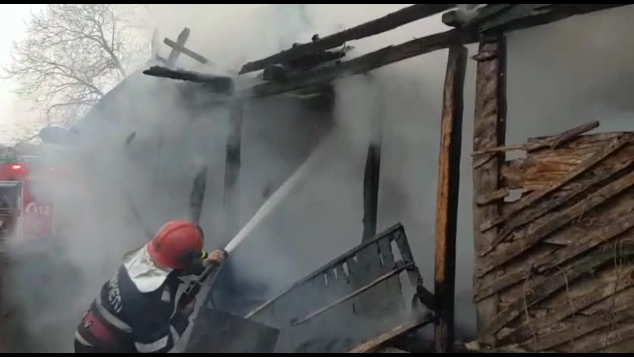 si-a incendiat casa la mihaesti.11