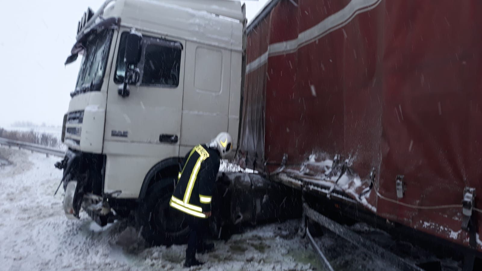 un tir a derapat pe A1