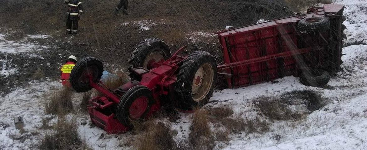 Barbatul a murit strivit după ce s-a rasturnat tractorul peste el