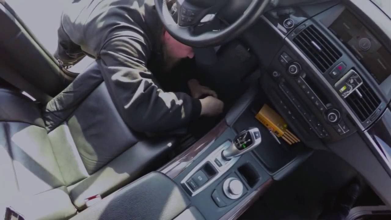 Hot prins in flagrant cand incerca sa fure dintr-o masina