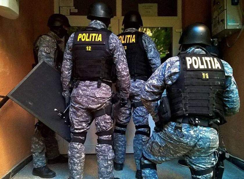 Patron calcat de mascati in timpul unor perchezitii