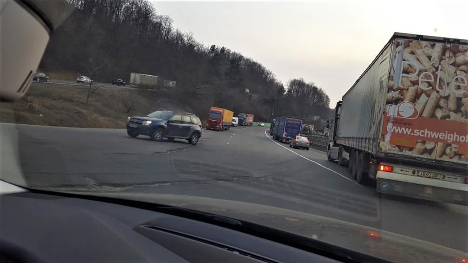 Asociatia Pro Infrastructura arata fisurile din carosabil.2