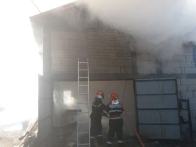 Incendiu la Leordeni, arde un garaj