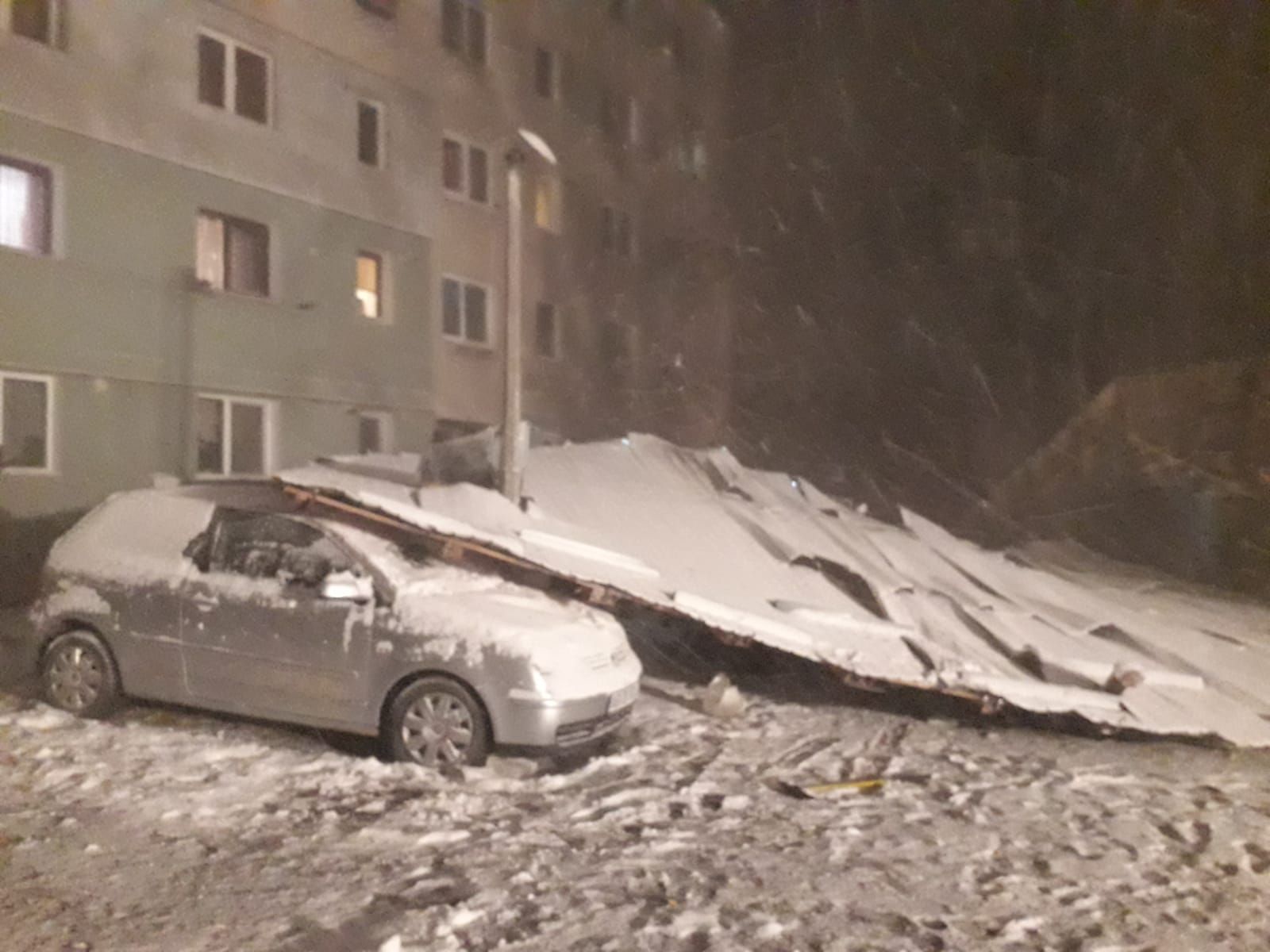 acoperiș căzut peste mașină