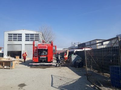 arde o hala de prelucrare a lemnului la iesirea din Pitesti