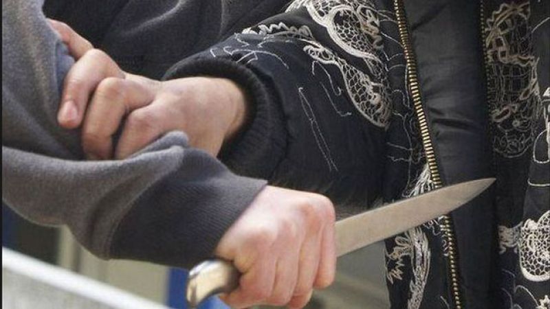 femeie atacata cu cutitul in propria locuinta