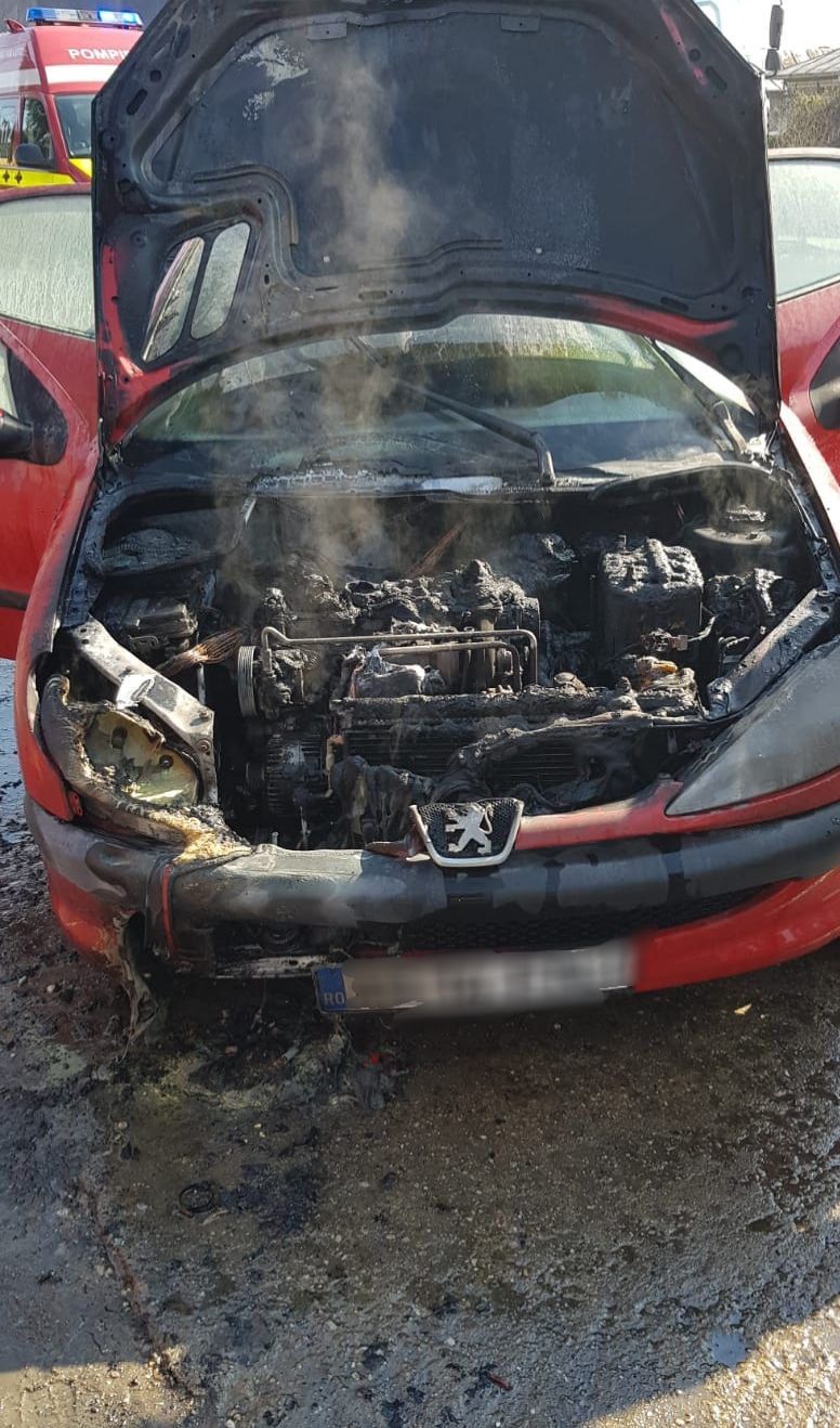 masina arsa în mers