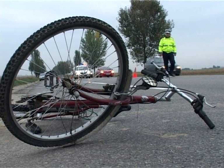 Biciclist inconștient după ce a căzut