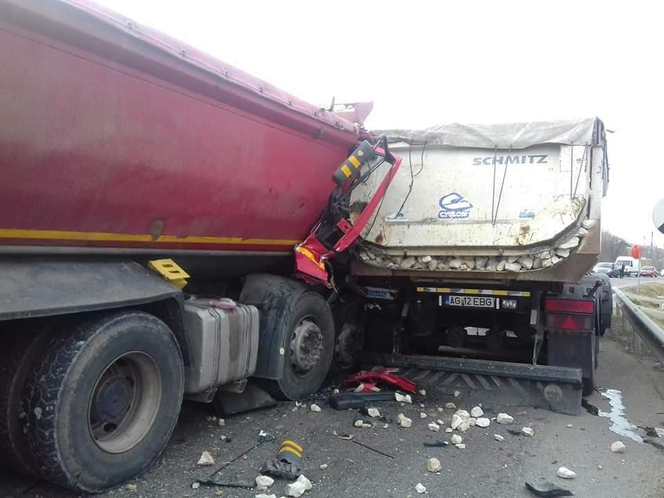 Doua camioane s-au ciocnit violent lpe DN 73