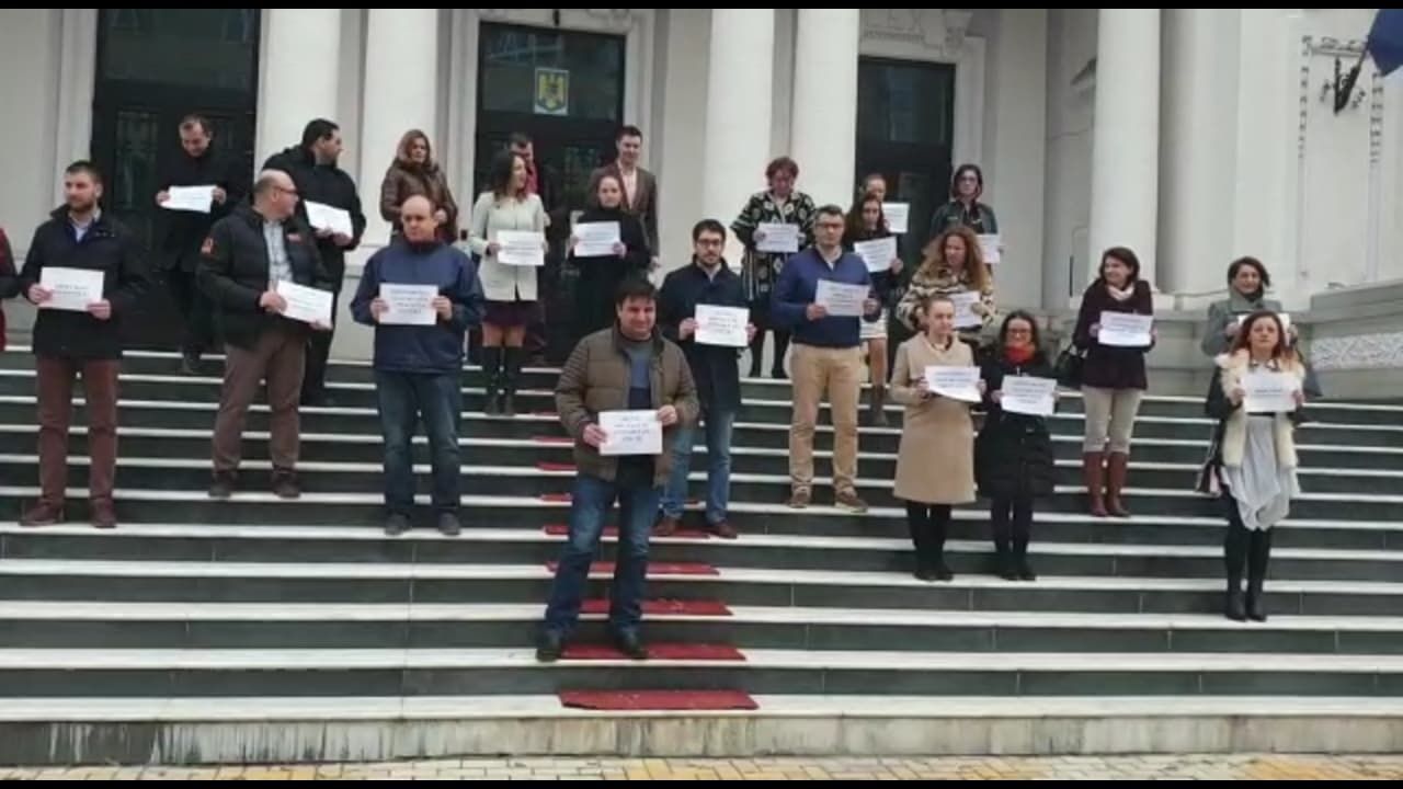 Magistratii au protestat pe scarile Curtii de Apel Pitesti