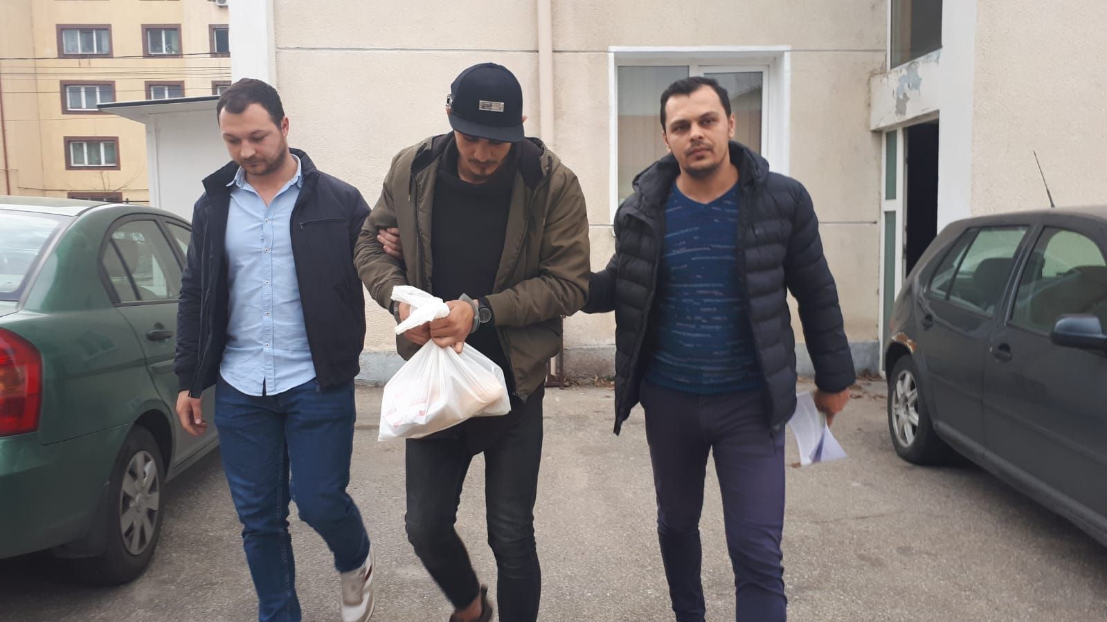 Retinut ca insela minori