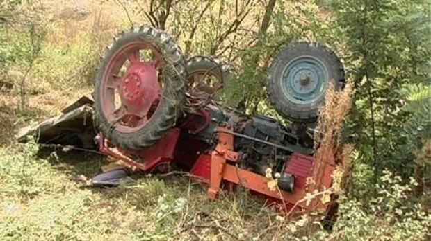 un tractor s-a răsturnat