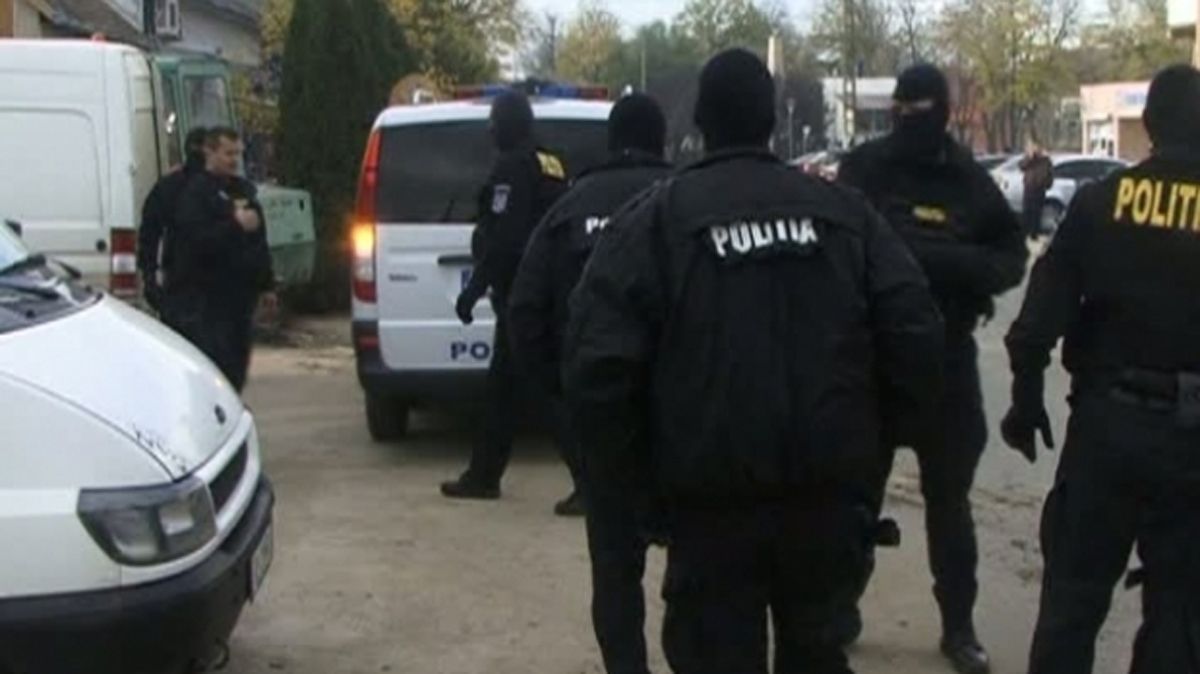 Cinci perchezitii intr-un dosar de furt, la Piteşti, Stalpeni şi Titesti