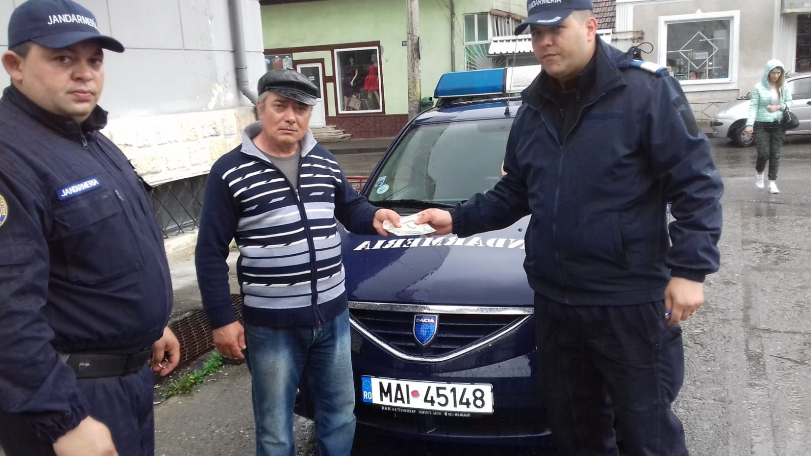 Jandarmii i-au înapoiat banii uitaţi la bancomat 1