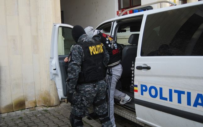 au fost retinuti 12 proxeneti.1