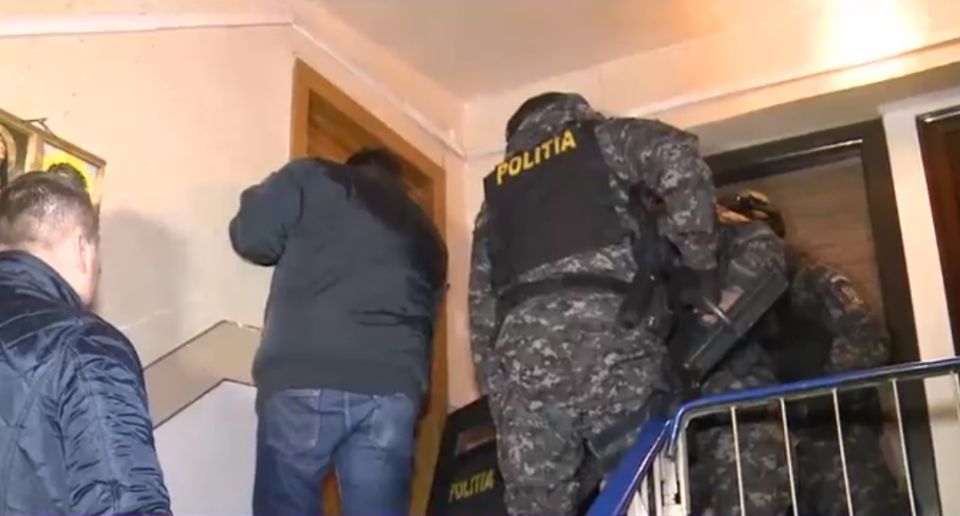 percheziții la proxeneti din Arges