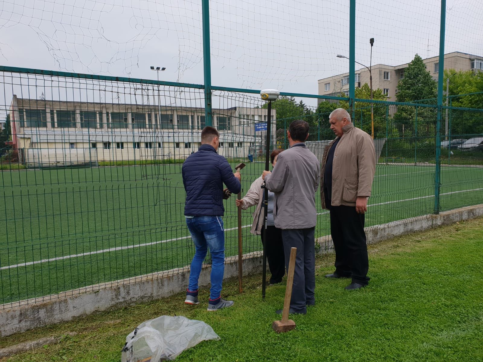 Aripi - bază sportivă - țăruși pe teren