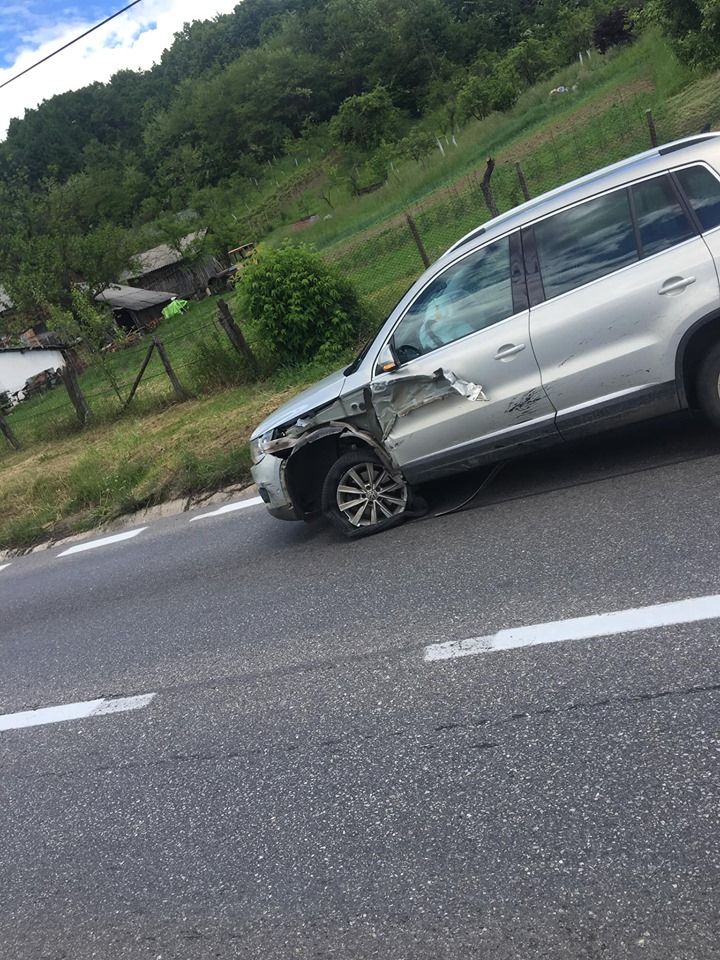 Trei maşini s-au lovit la Draganu
