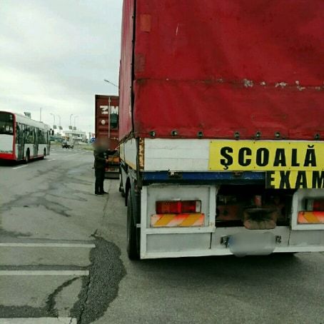 instructor beat pe camionul de şcoală 1