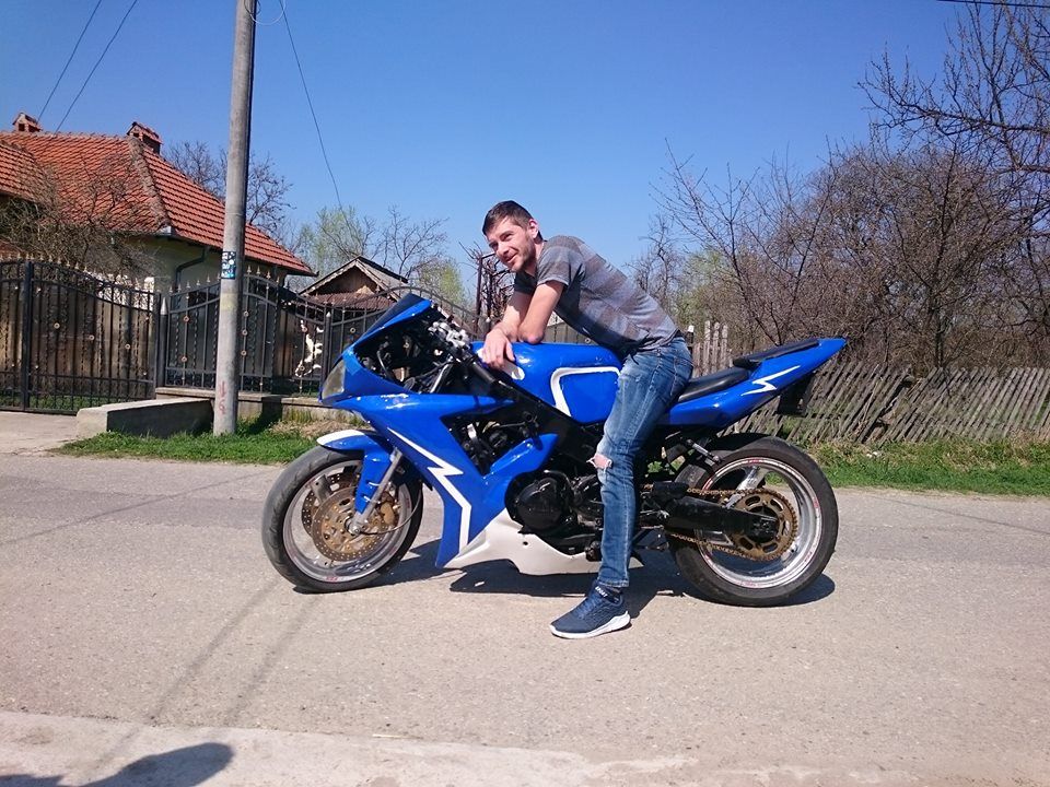 tânărul motociclist