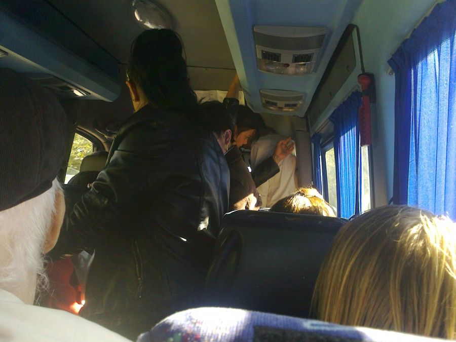 Calatorii erau ca sardelele intr-un maxi-taxi