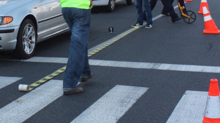Tânără accidentată când traversa regulamentar