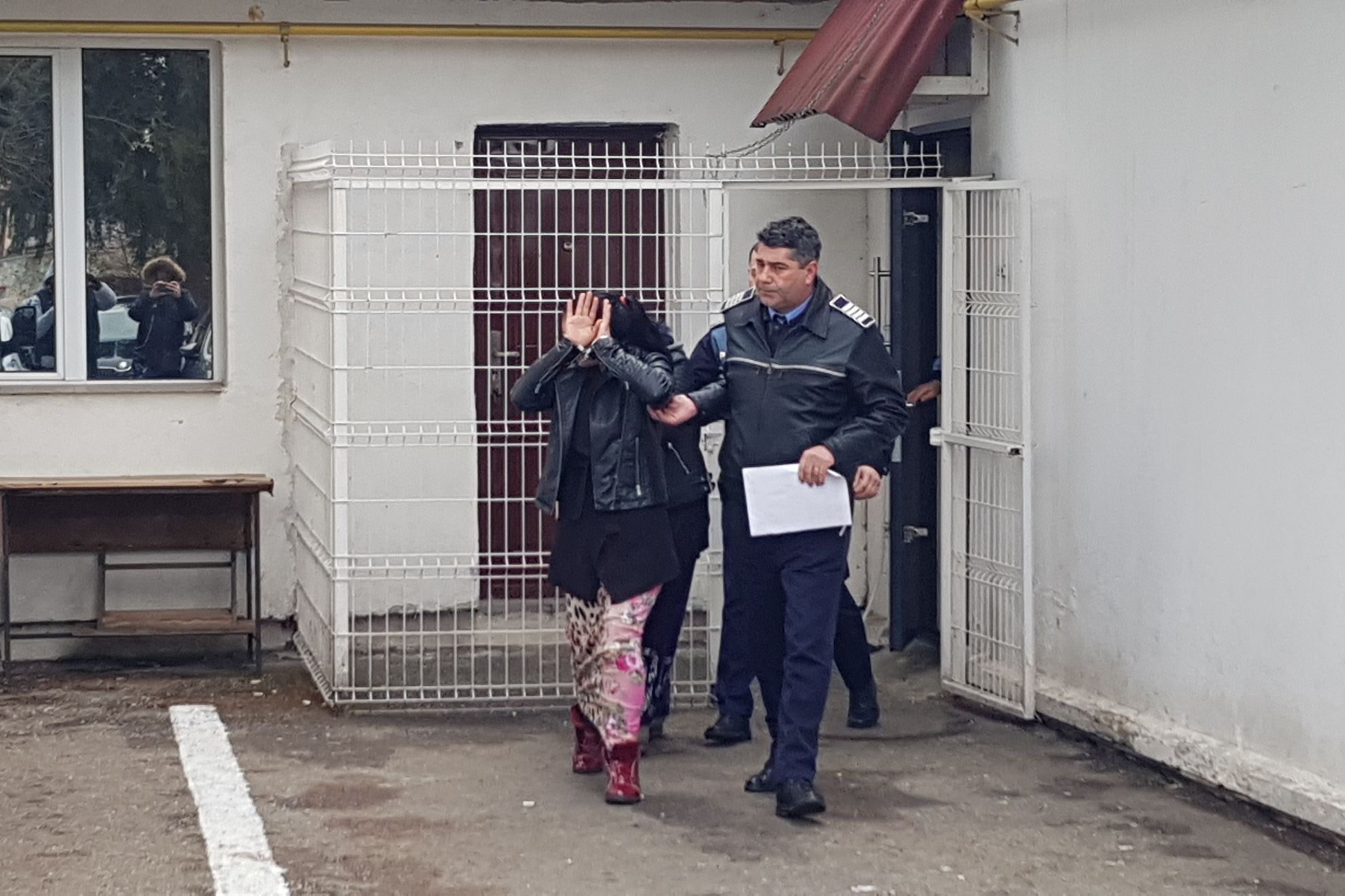 Tânăra a spart o maşină la mall