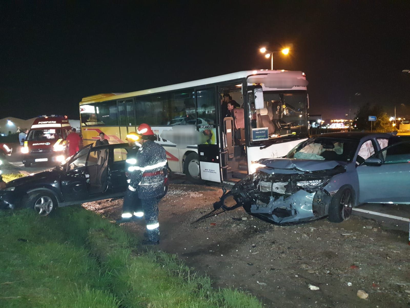 accident intre un autobuz cu muncitori si doua autoturisme pe DN 73 4