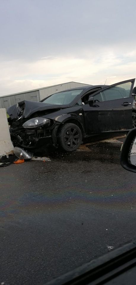 acroșat mașina -accident