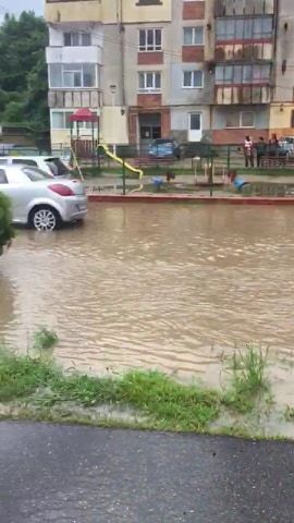 zeci de gospodării inudate în Argeș