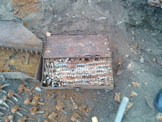 A descoperit o lada cu munitie intr-o gradina din Pitesti