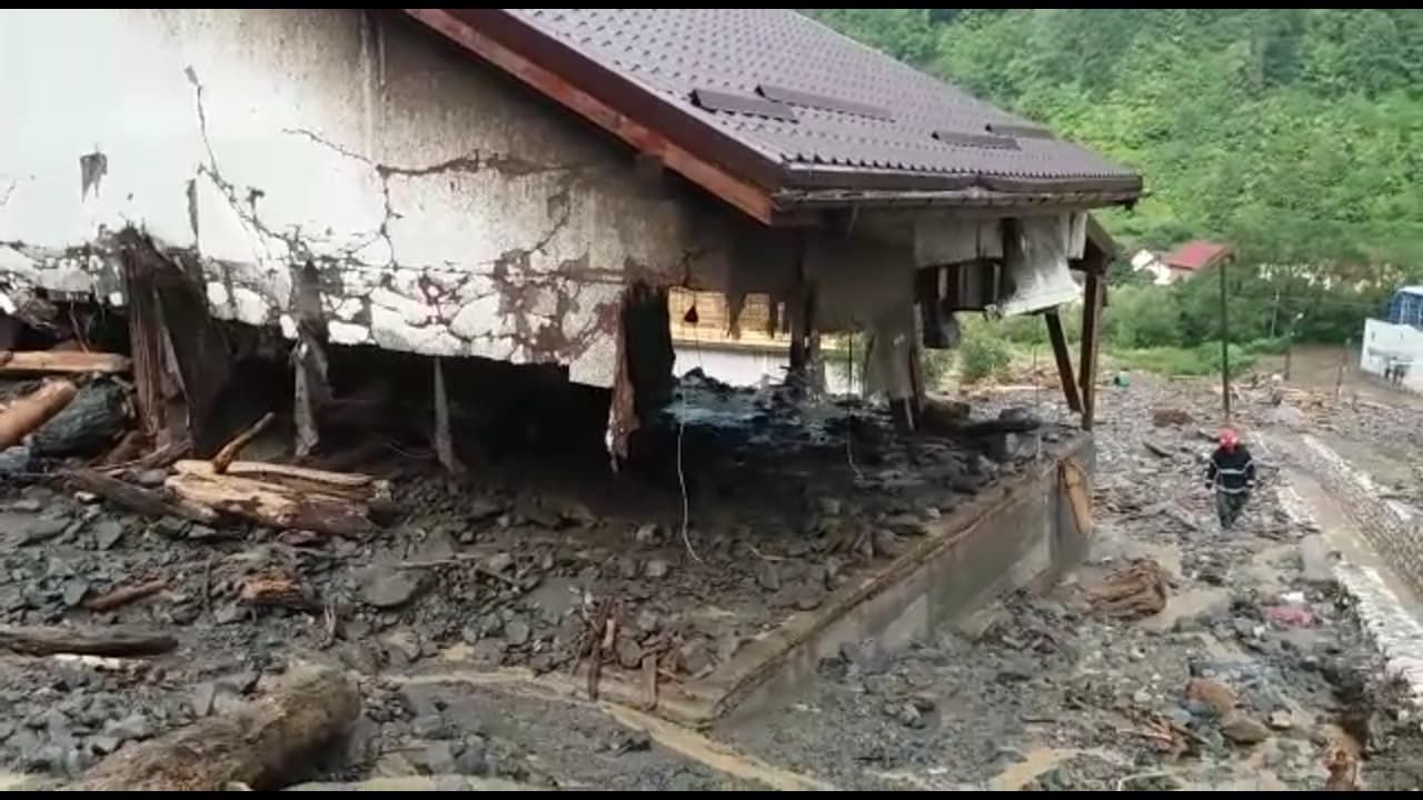 femeie luata din casa de viitura (1)