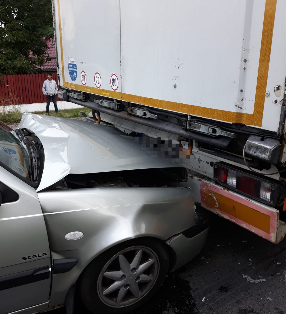 masina intrata sub TIR la Lunca Corbului