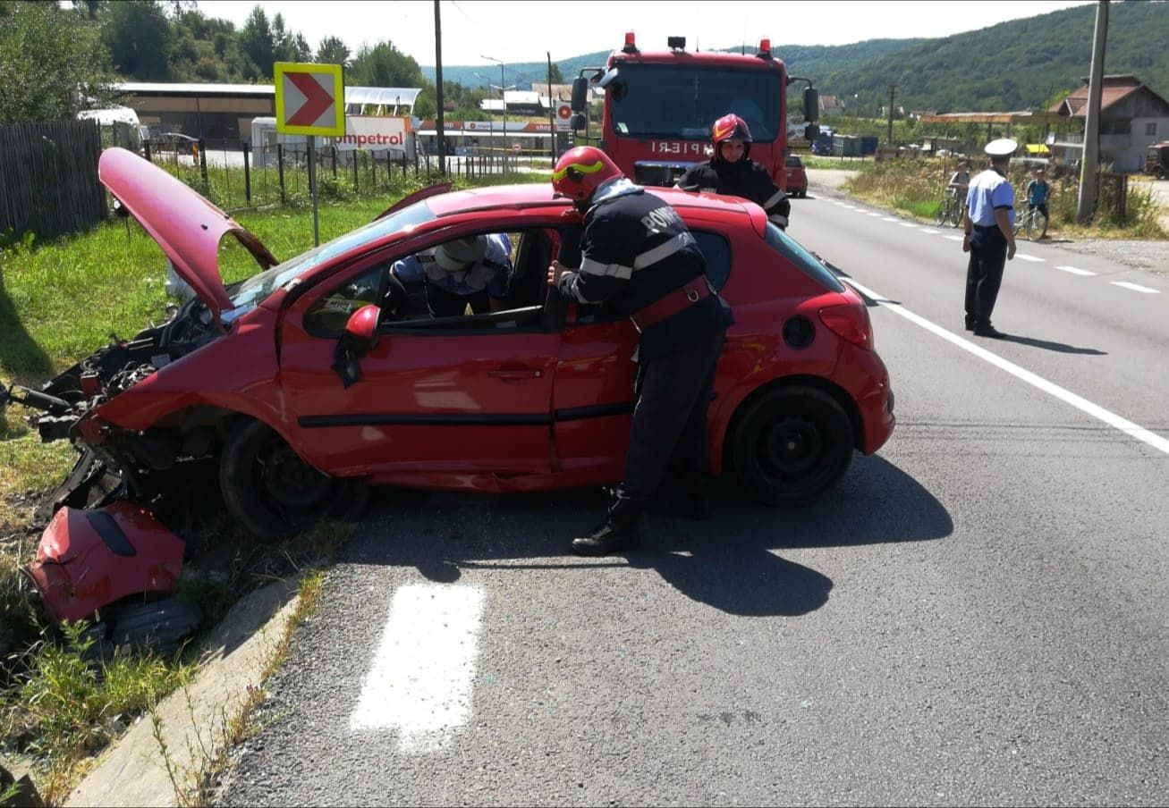 Un tânăr şi-a rănit iubita în accident la Drăganu 1
