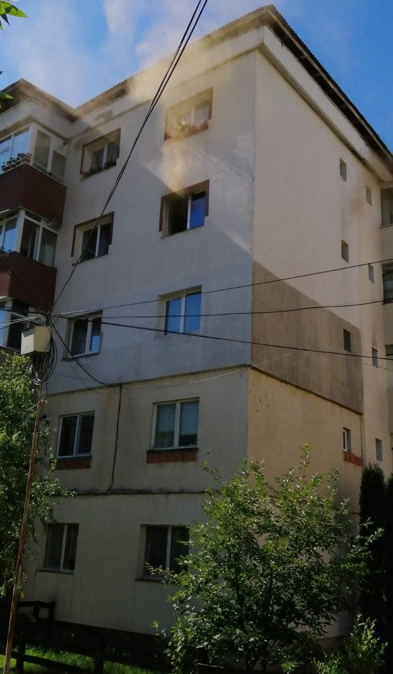 casă distrusă la înmormântare, de la o lumânare