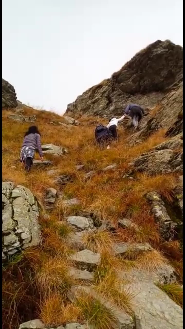 a alertat salvamontistii si dupa ce au ajuns la el a refuzat ambulanta (3)