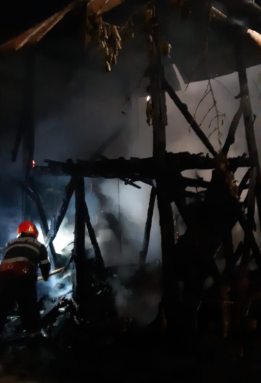 arde clopotnița bisericii