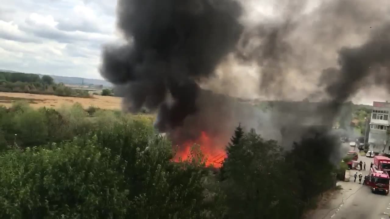 arde o fabrica de mobilă din Pitesti (1)