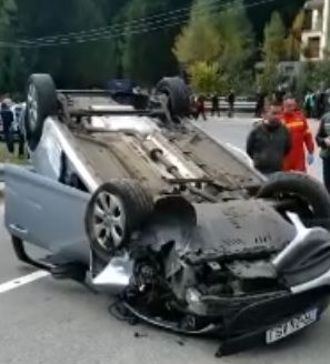 cu mașina răsturnată