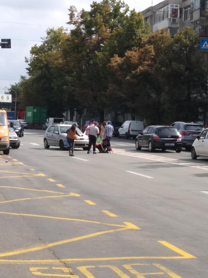 femeie acrosata de masina