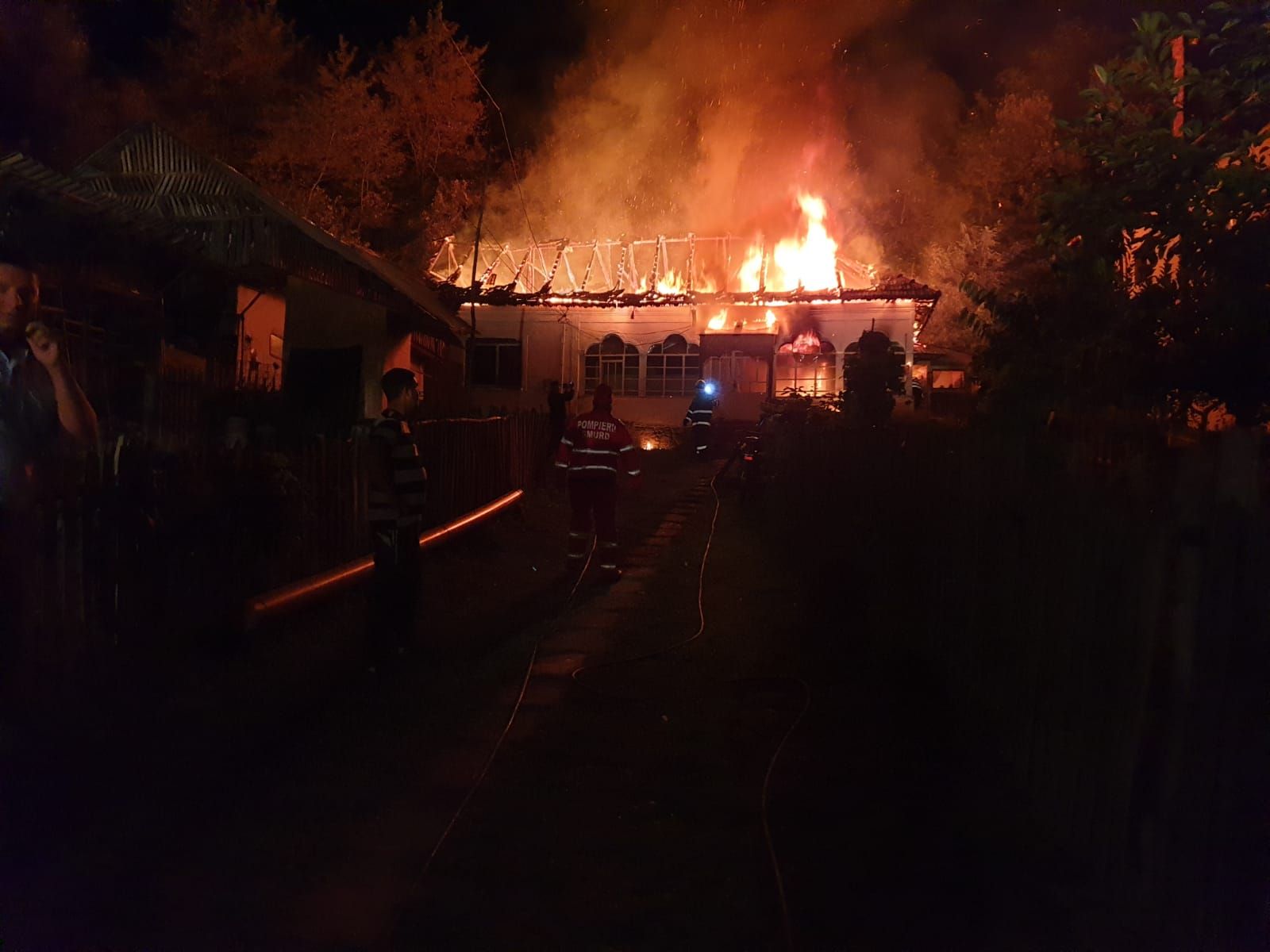 noaptea incendiilor -casă în flăcări