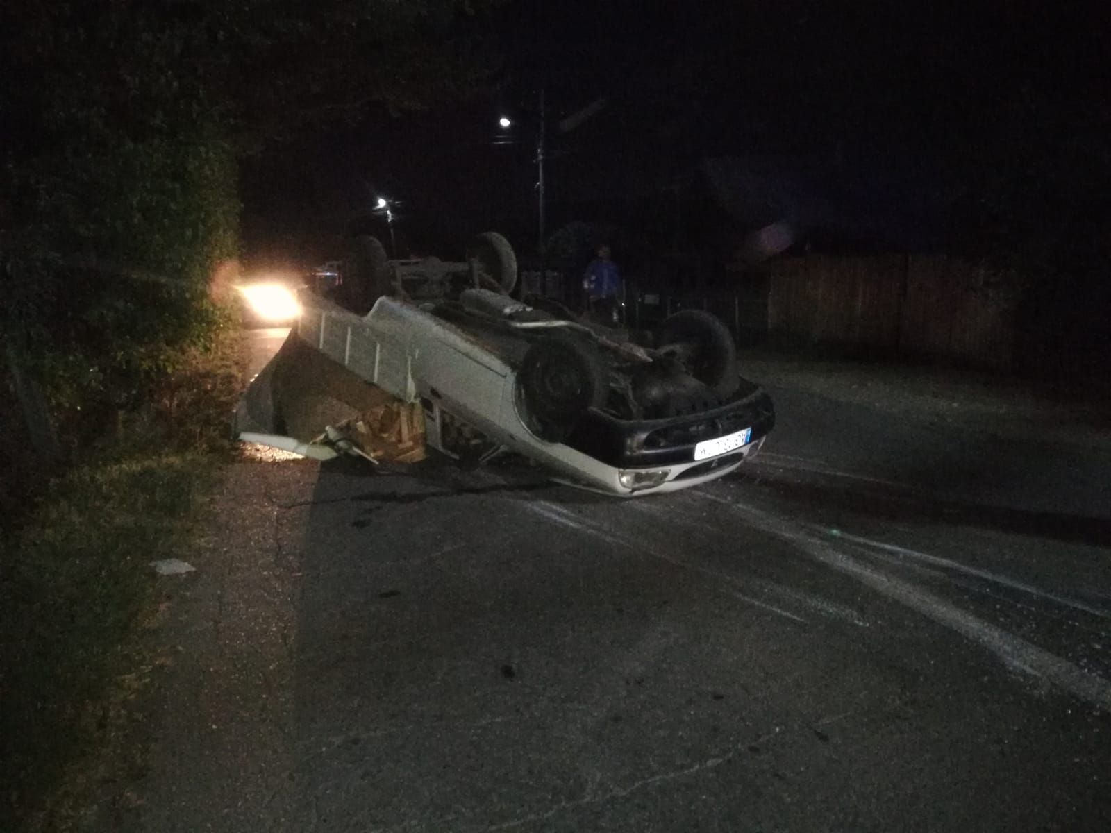 s-a răsturnat cu camioneta pe carosabil