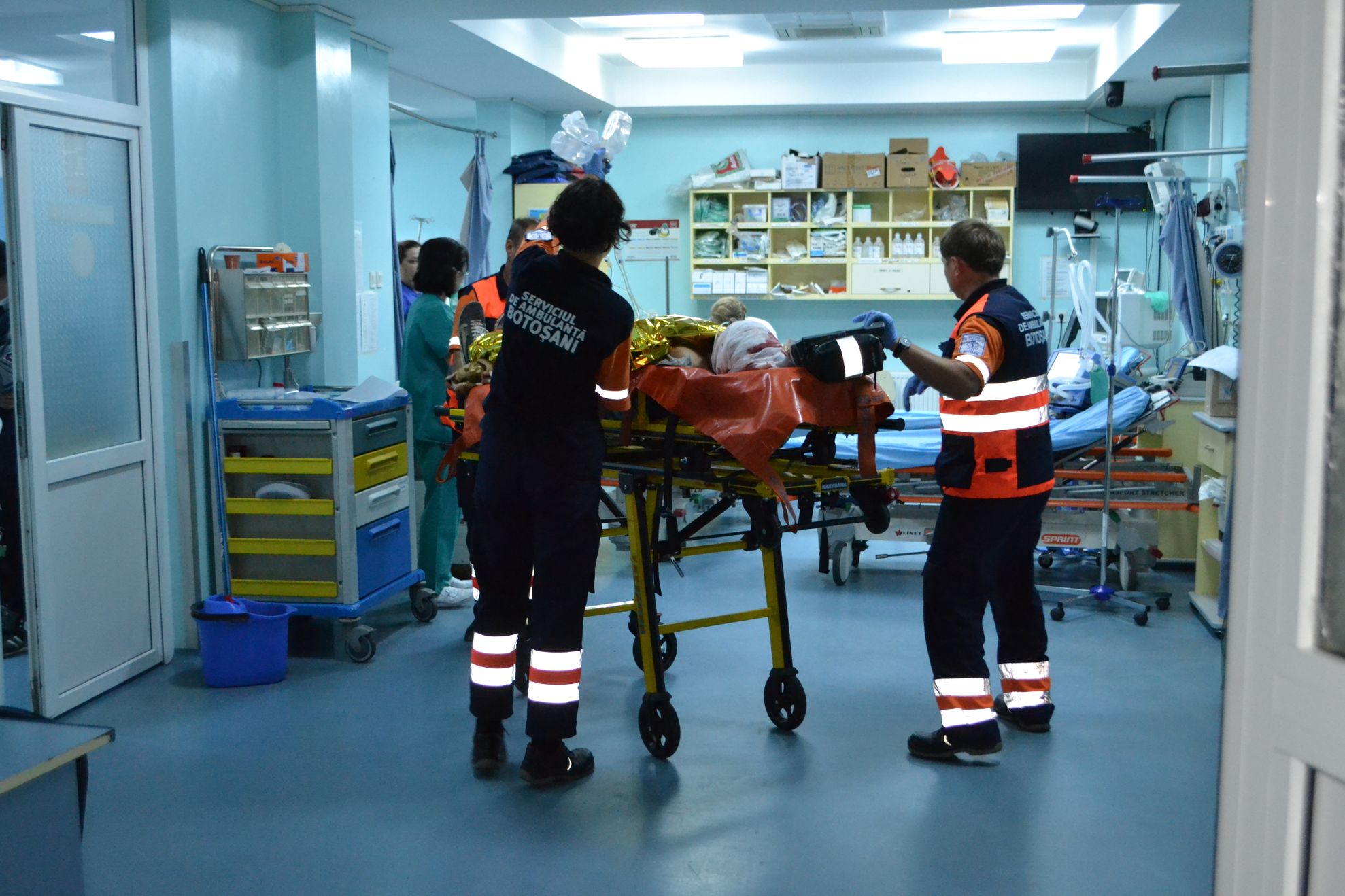 tânăr în comă dupa ce a fost bătut cu uluca